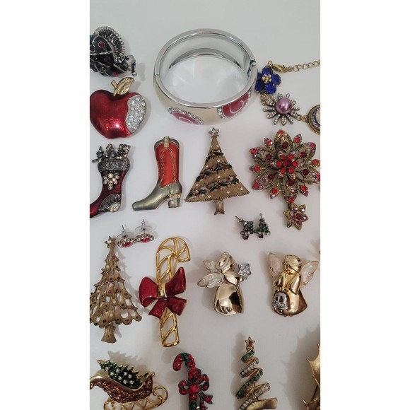 Lot Christmas of Jewelry 40 pc Bracelet Brooch Ring Earrings - Picture 5 of 9